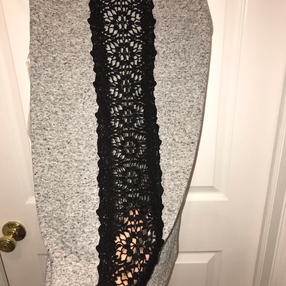 Gray sleeveless turtleneck with beautiful lace - Picture 3 of 3